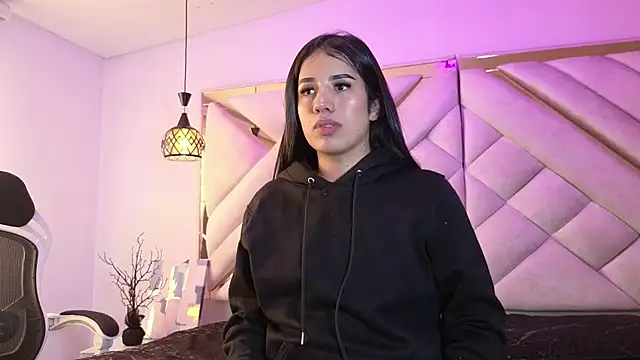 zoevg online show from March 25, 1:14 pm