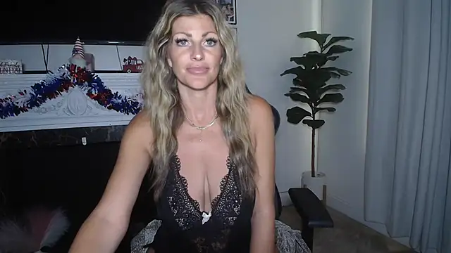 kaitlyncollins26 online show from June 18, 12:32 pm