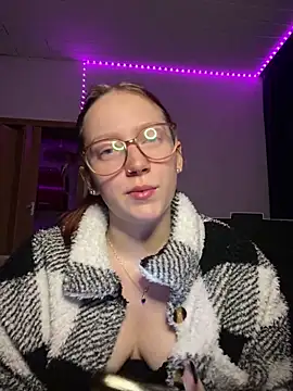 YoungLisaa18 online show from February 17, 8:19 pm