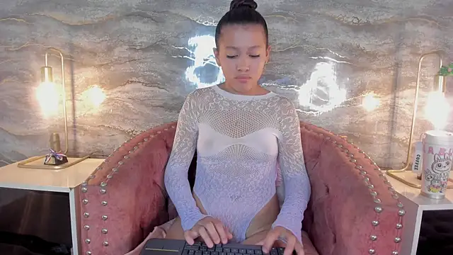 SHINYY STAR  online show from February 7, 7:40 pm