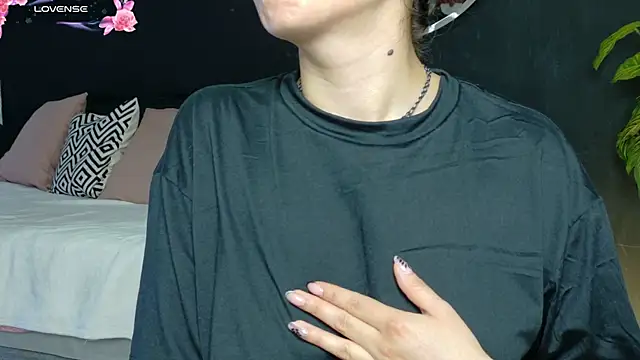 Noaah25  online show from April 17, 3:19 am