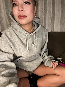 BADBITCHISAKI online show from February 26, 1:21 pm