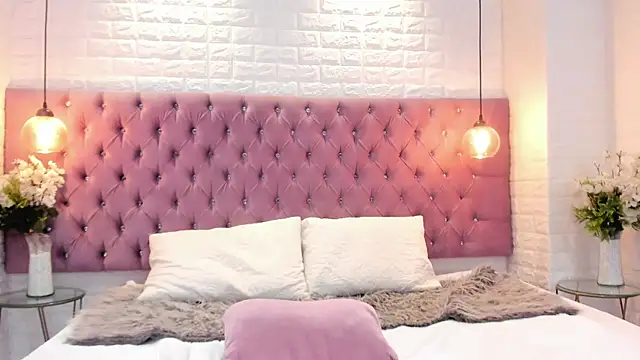 nela moretti online show from April 21, 1:42 am