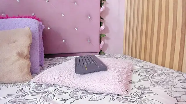 lovely  kiss   online show from June 5, 6:25 pm