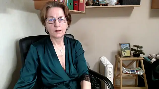 katemodel online show from March 4, 8:10 am