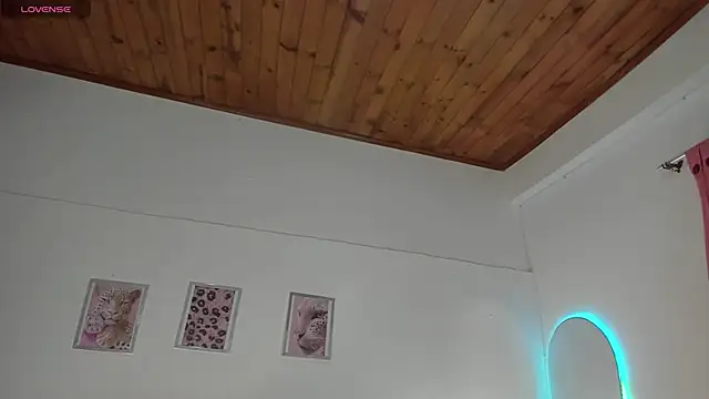 luna velveth online show from April 20, 11:35 am