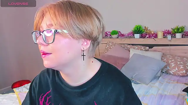 Lauraaa Smith online show from March 4, 7:37 am