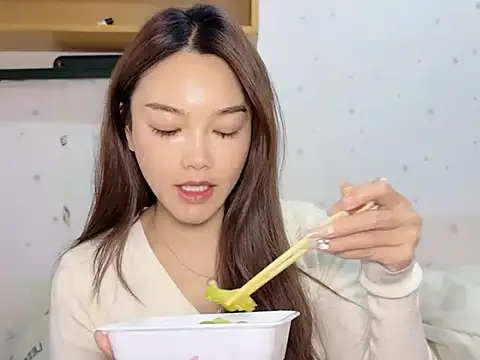 leilei660 online show from February 3, 8:30 am