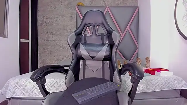 Emily-Queen03 online show from February 14, 11:45 am