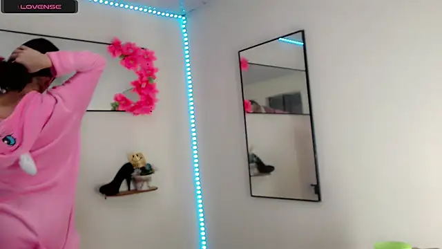 NathalialLooes online show from April 17, 5:09 am