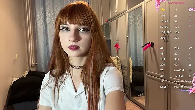 UrBabeLuna online show from April 19, 6:10 pm