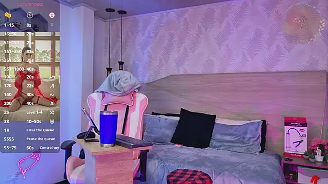 kylliefox  online show from April 20, 1:25 pm