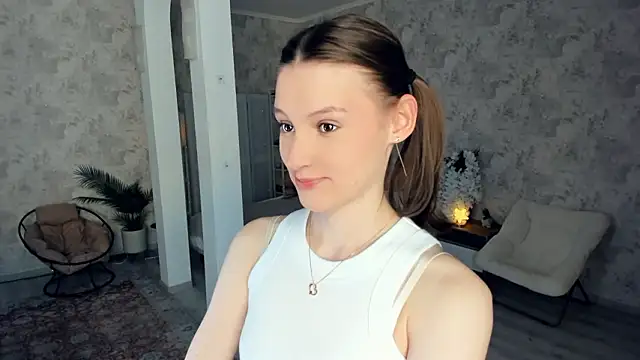 LianneBynon online show from March 26, 9:00 am