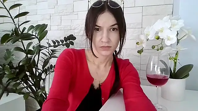 JuliaLovely online show from February 5, 1:47 pm