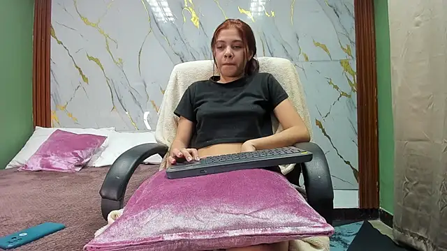 Amanda Rossi online show from February 2, 7:13 pm