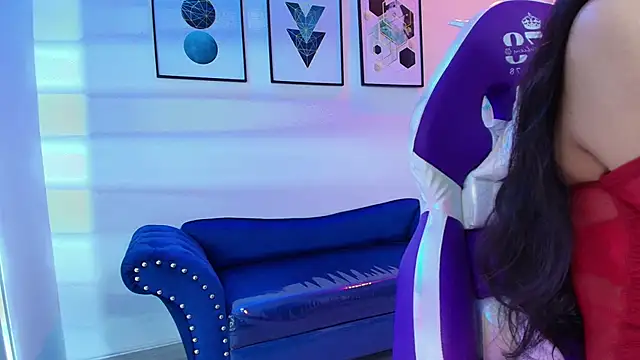 Maddie T18 online show from April 18, 12:07 pm