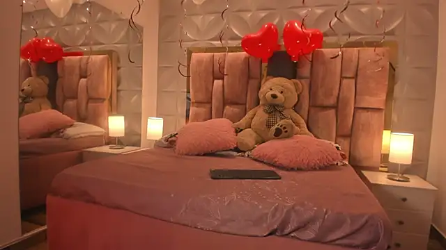 Paris Velvet online show from February 14, 10:45 pm