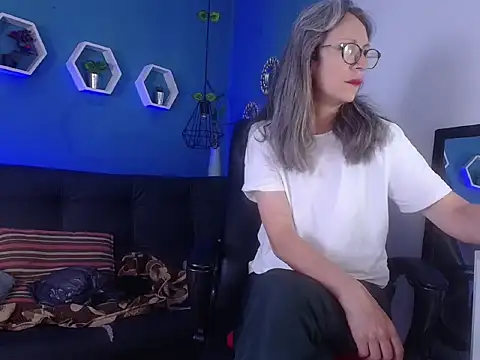 laurasofia45 online show from March 1, 10:15 am