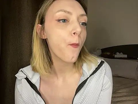 Leecey online show from April 12, 7:38 pm