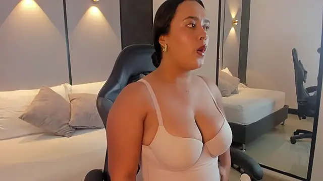 sophia solerr online show from February 19, 8:18 pm