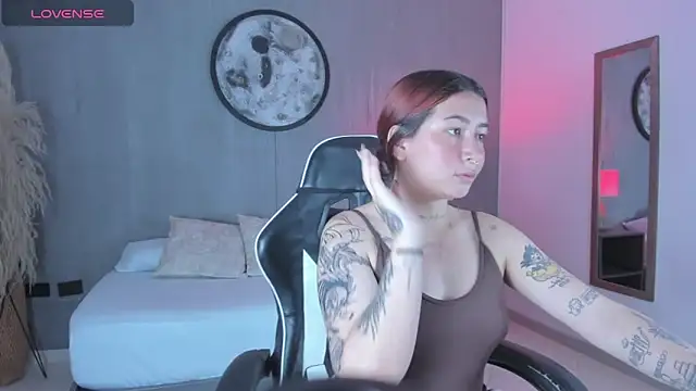 charlottee27  online show from February 22, 2:12 am