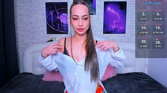 SarahAmour  online show from March 11, 9:02 am