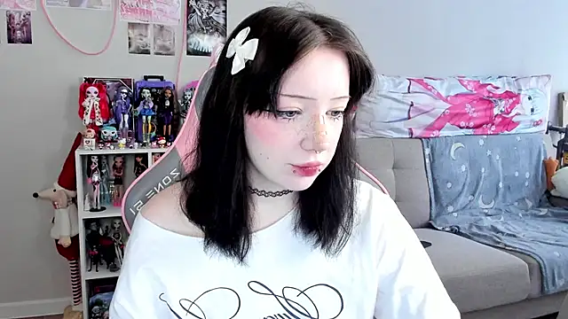 MollysLand online show from April 17, 9:55 am