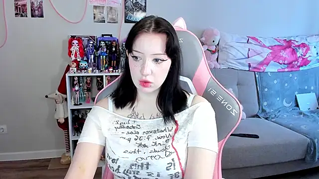 MollysLand online show from April 1, 8:37 am