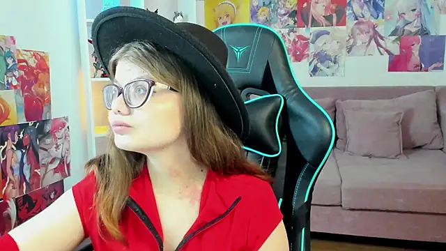 ChloeHalses online show from March 22, 4:35 pm