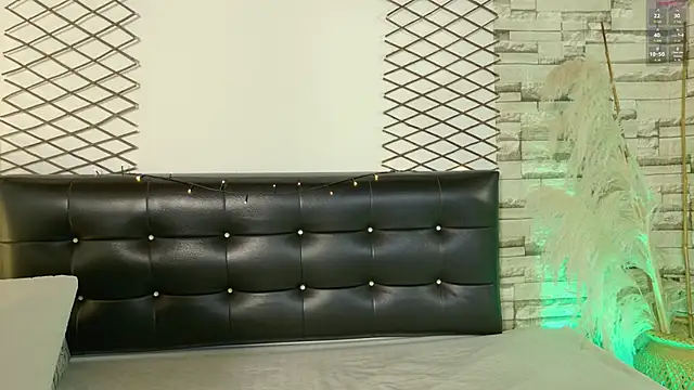 Lia James  online show from March 28, 12:04 pm