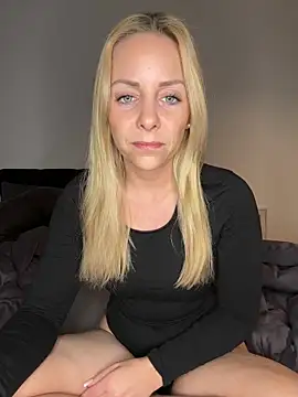 emily-becker22 online show from April 24, 6:11 pm