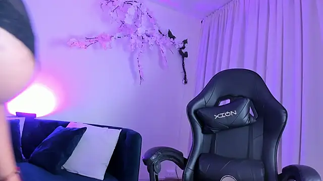 Jimena Adams online show from April 20, 7:50 pm