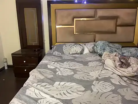 Hersheykaur online show from April 15, 1:44 pm