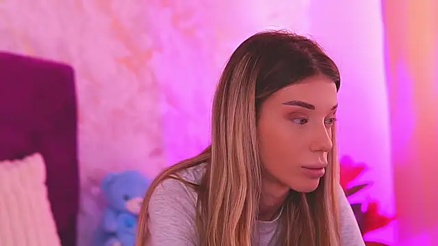 EllinaNuria online show from March 18, 5:45 am