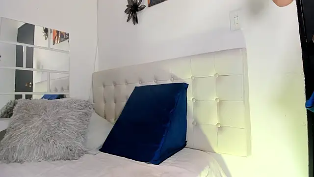 MiaEvans0 online show from February 25, 4:22 am