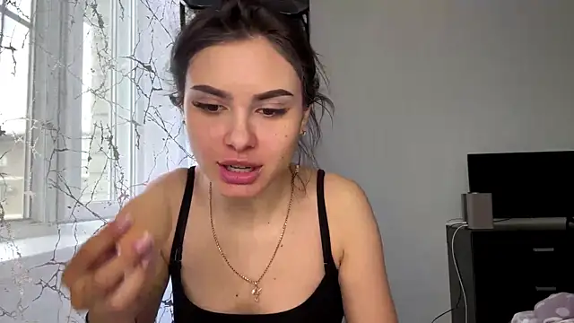 VennieMiramontez online show from May 18, 1:06 pm