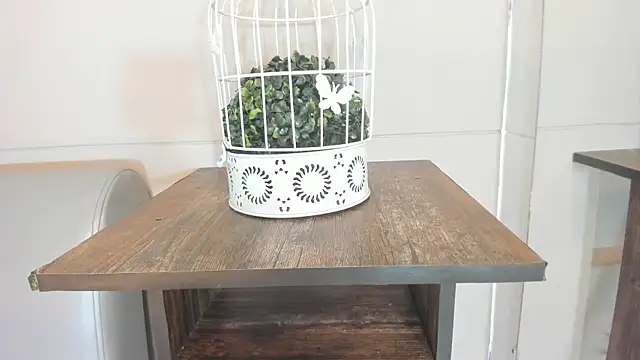 luna bradley  online show from April 17, 12:40 pm