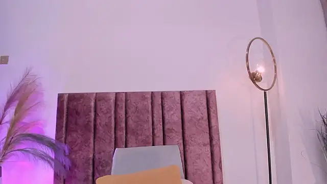 AndraCyruss online show from June 5, 12:15 am