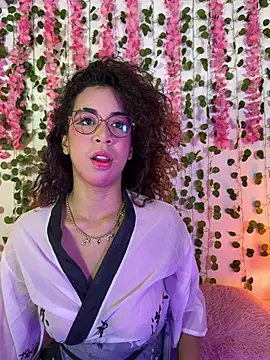 Woo isDaphne online show from February 16, 11:59 pm