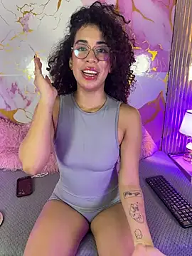 Woo isDaphne online show from April 13, 11:05 pm