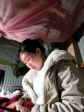 Yiyoongg online show from March 12, 1:25 pm