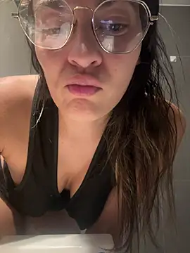 justinahallo online show from April 19, 7:16 pm