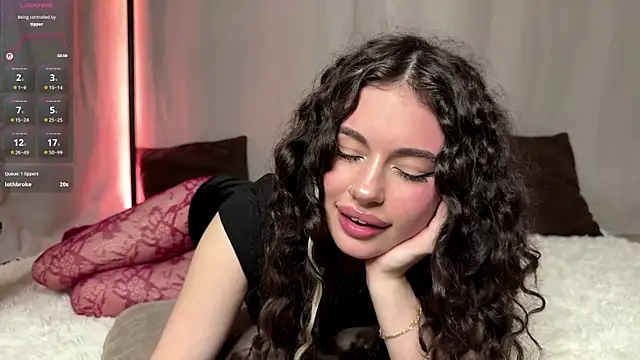 Moonfaairy online show from April 19, 6:10 pm