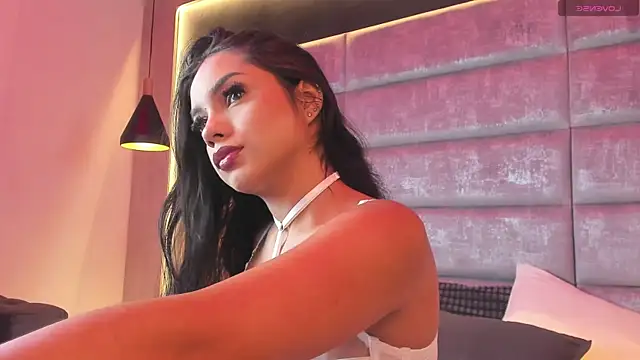 Nicolee-Taylor online show from April 18, 2:30 pm