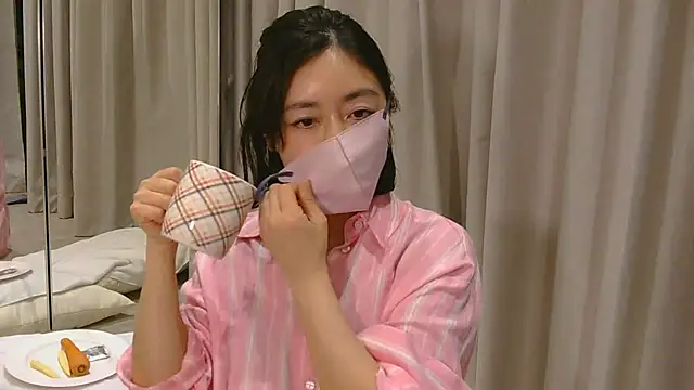 Mochi-Momo online show from April 11, 2:43 pm