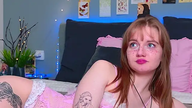 ElfieWhite online show from July 4, 8:05 pm