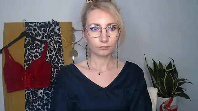 CinderellaMoon online show from April 17, 5:20 am