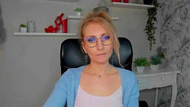 CinderellaMoon online show from March 19, 6:51 am