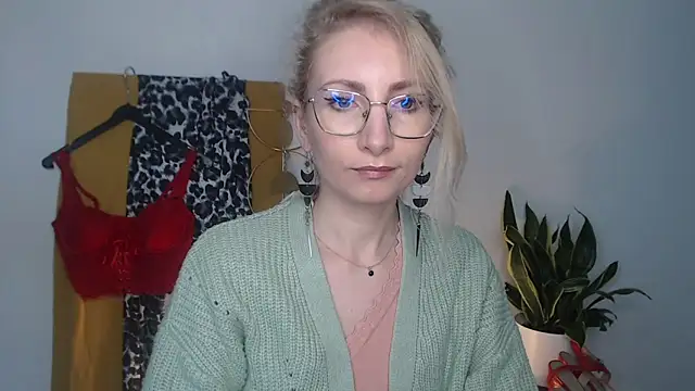 CinderellaMoon online show from April 15, 5:41 am