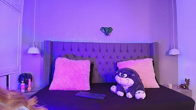 angelina honey  online show from April 18, 4:04 am